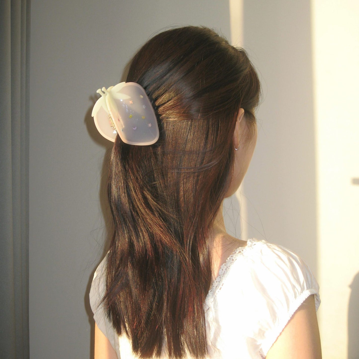 girl-in-strawberry-claw-clip-halfup-hairstyle